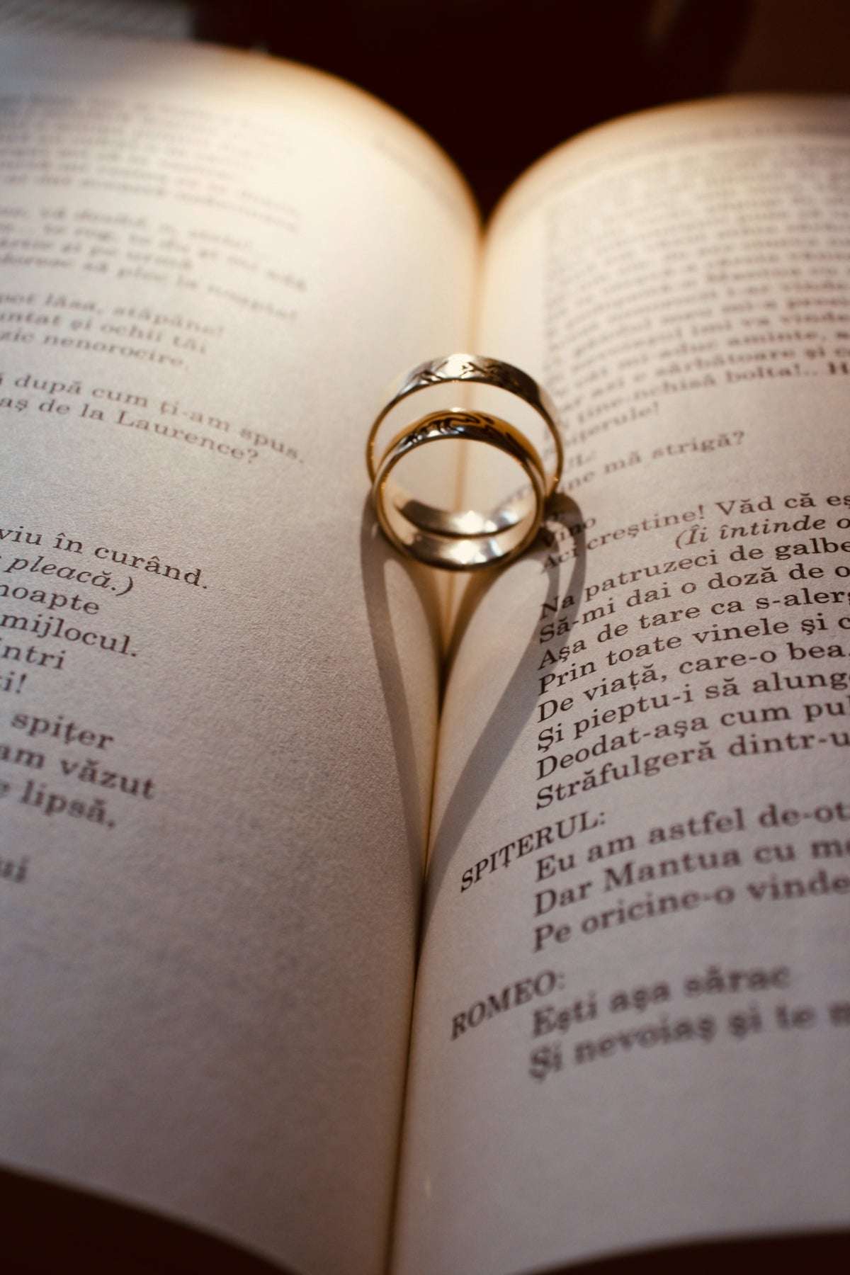Utforska Sagan om Ringens Magi med Evenstar Presentset Halsband och Örhängen