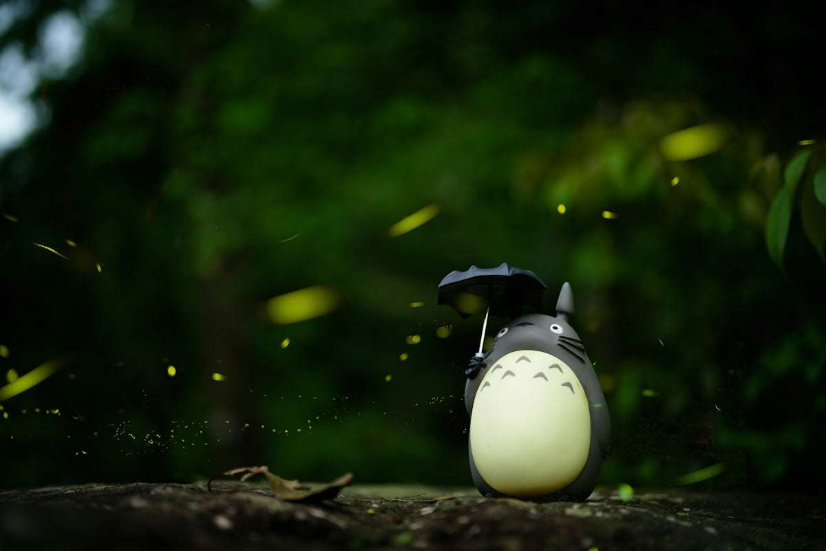 Utforska Magin i My Neighbor Totoro med Denna Charmiga Mjukisdocka