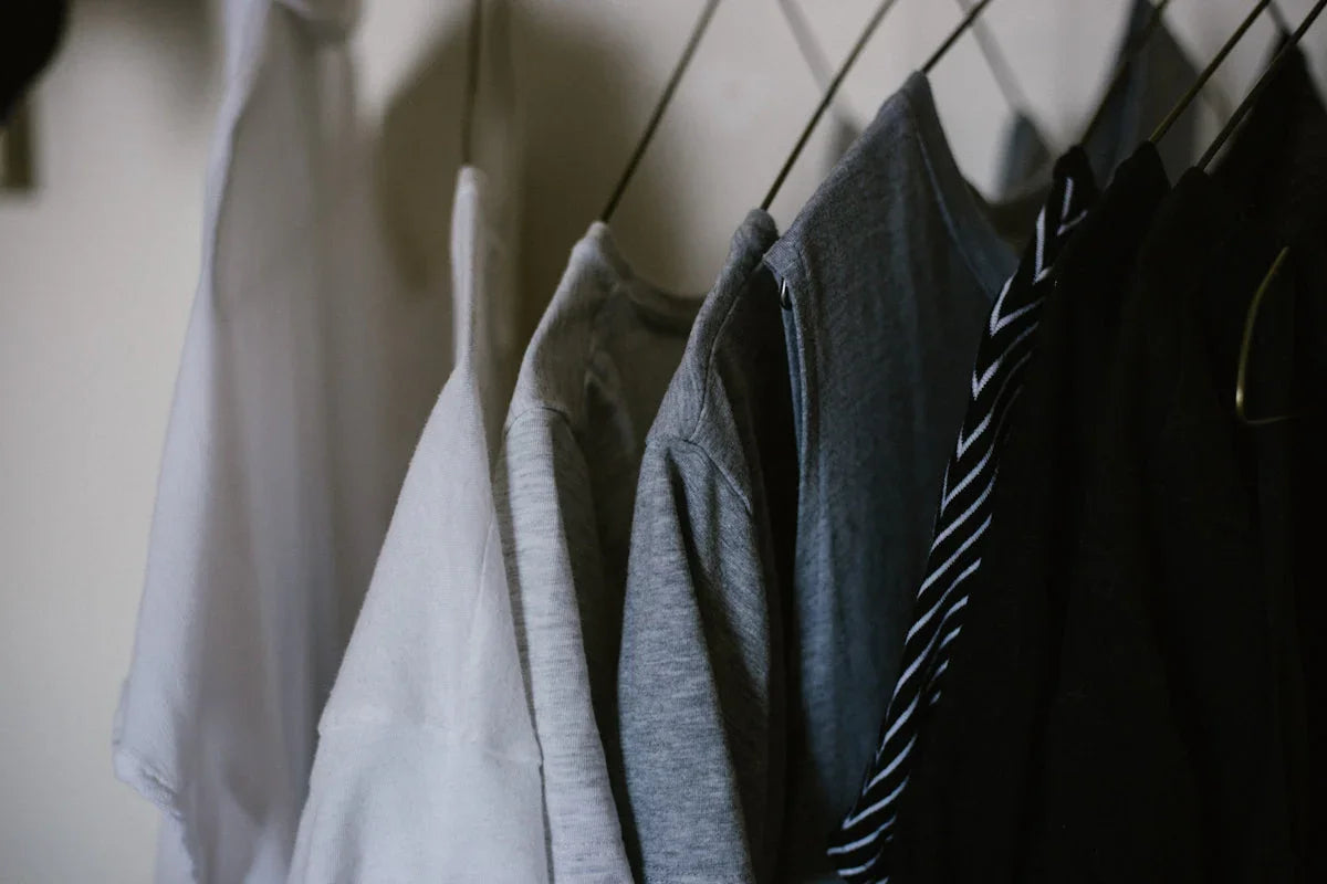 Flera grå och svarta t-shirts på galgar, minimalistiskt mode från Nerdbutiken