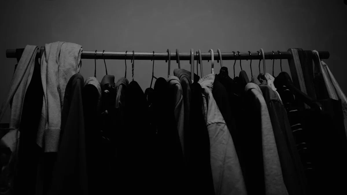 Svartvit bild på klädställning med tröjor och jackor, nördiga kläder hos Nerdbutiken