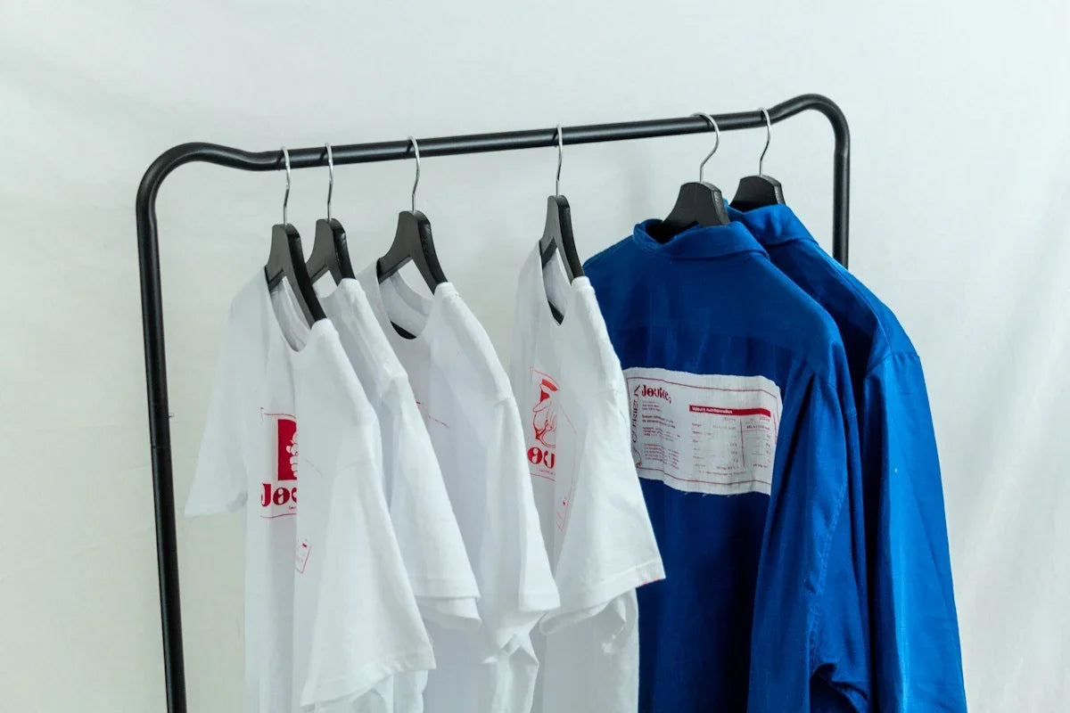 T-shirts och skjortor på galgar, vita nördiga tröjor och blå skjortor hos Nerdbutiken