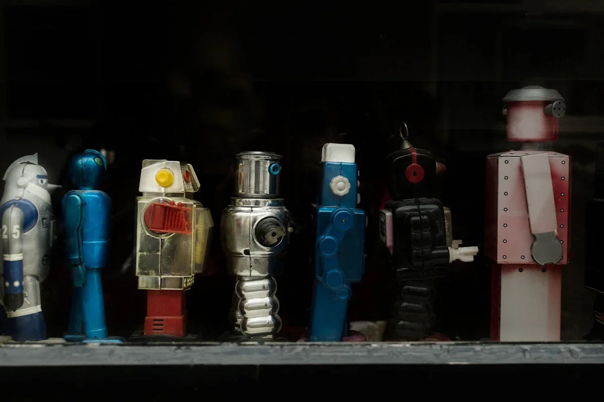 Färgglada leksaksrobotar i rad, retro stil, prylbutik Nerdbutiken för nördar.