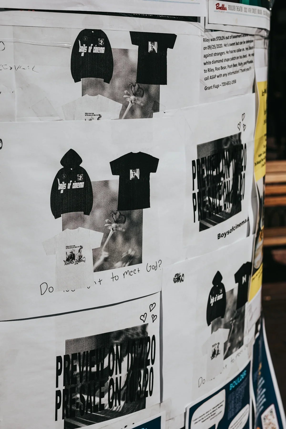 Affischpelare med svartvita annonser för tröjor och t-shirts, nördiga kläder hos Nerdbutiken