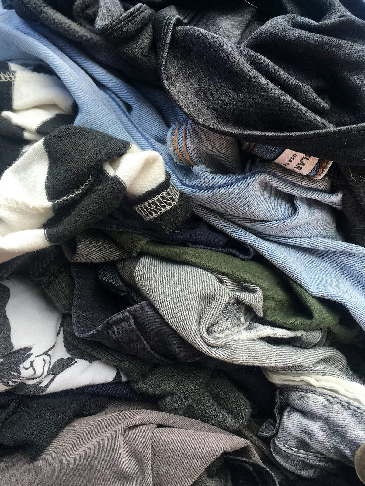 Hög med färgglada nördiga tröjor och t-shirts från Nerdbutiken