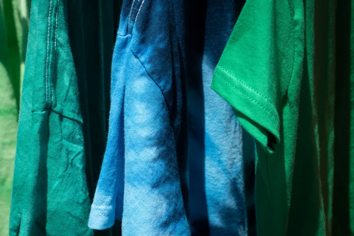 Närbild på gröna och blå t-shirts i bomull, Nerdbutiken nördiga kläder
