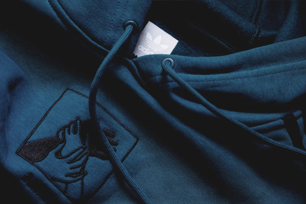 Blå Adidas hoodie med broderat motiv, nördiga kläder från Nerdbutiken
