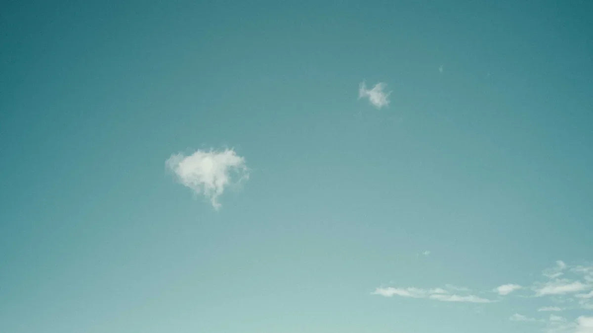 Klar blå himmel med några vita moln, minimalistiskt foto för Nerdbutiken.