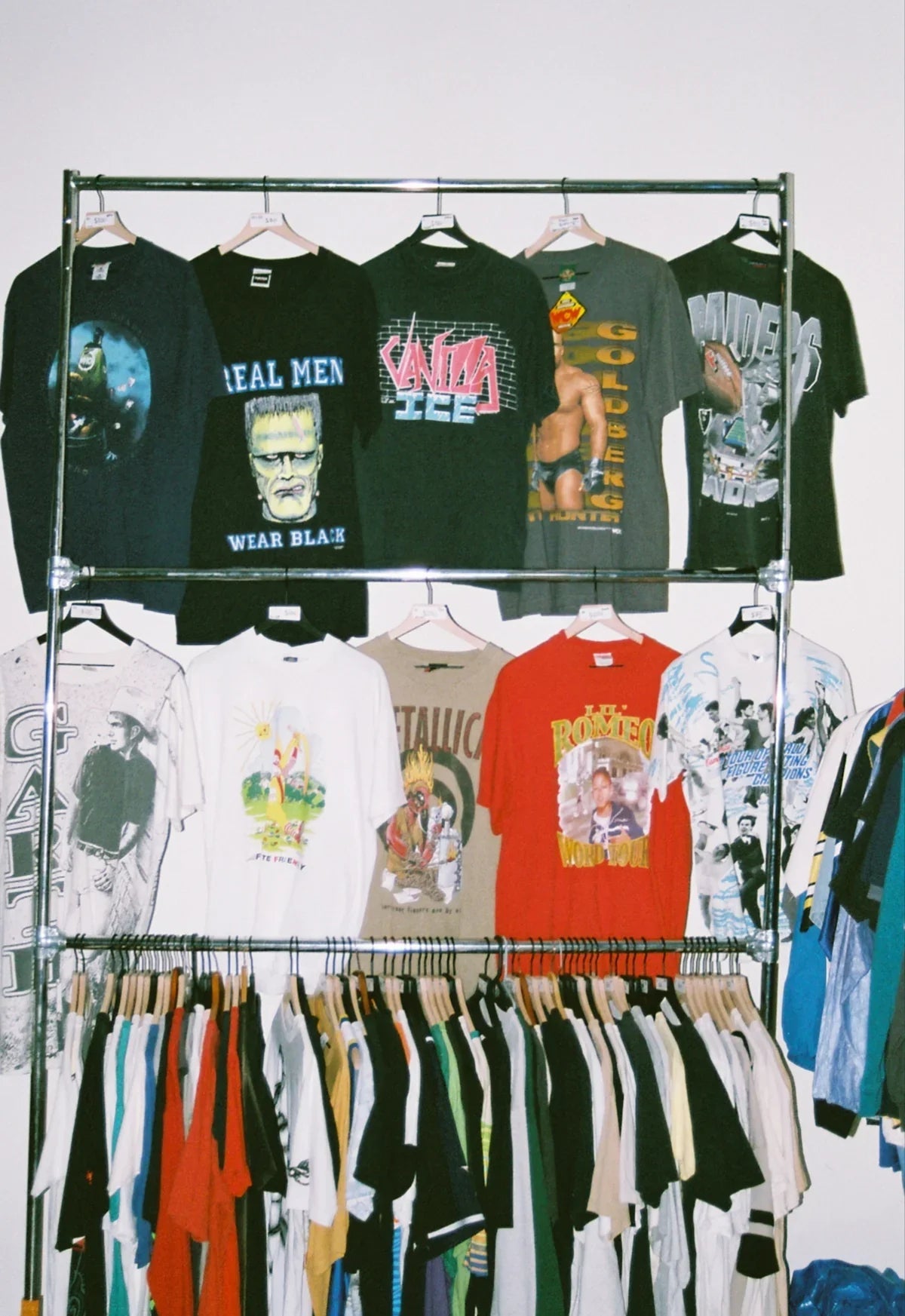 Vintage T-shirts med nördiga motiv på klädställning, utbud hos Nerdbutiken
