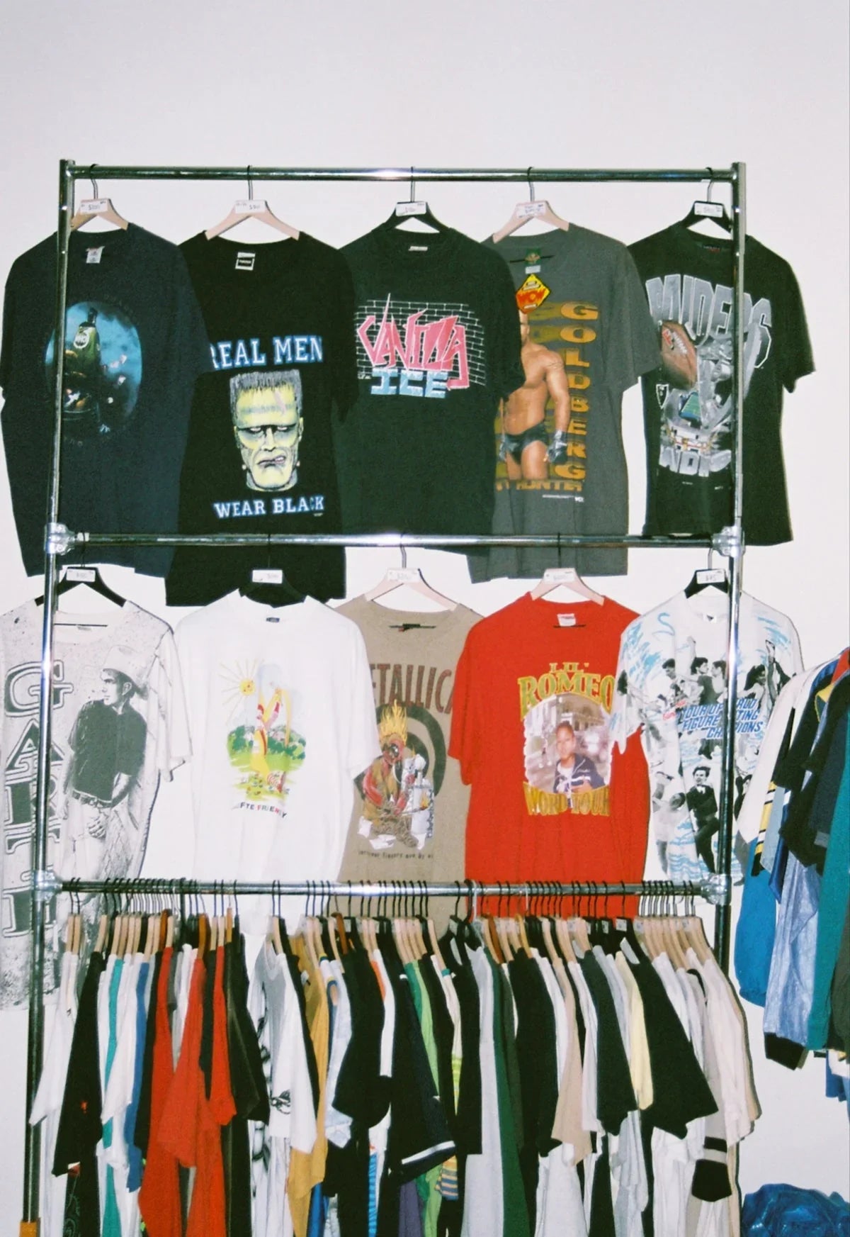 Vintage nördiga t-shirts på klädhängare i Nerdbutikens sortiment