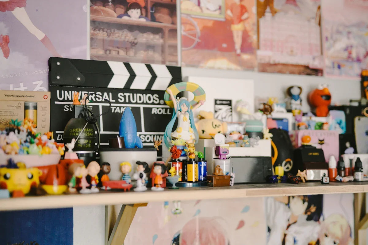 Hyllplan med animefigurer, samlarprylar och nördiga accessoarer hos Nerdbutiken