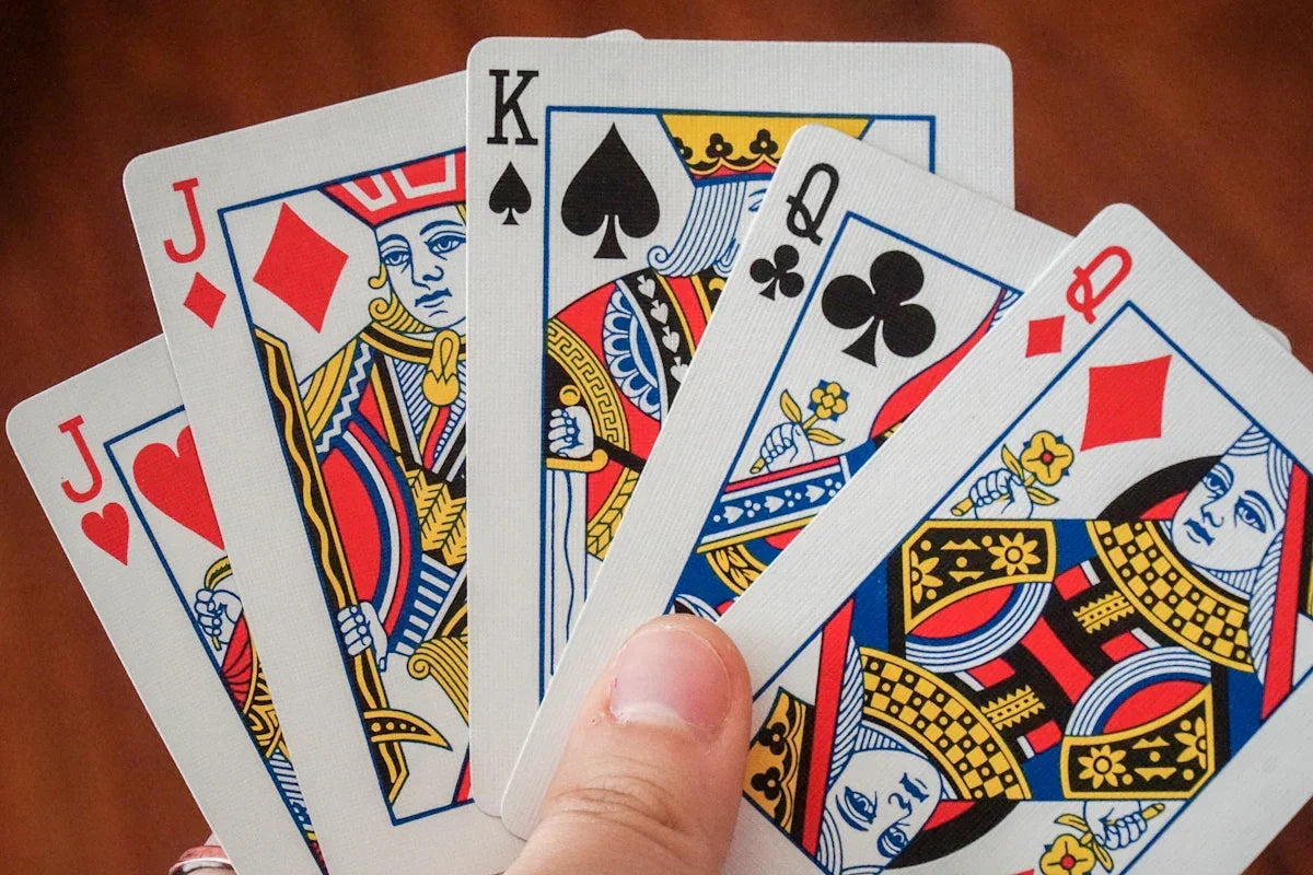 Spelkort kungen, damer och knektar i färgglada motiv, Nerdbutiken prylar för spelentusiaster