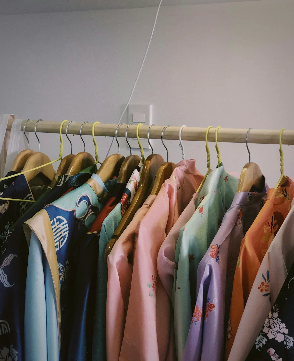 Färggranna kimono-liknande cosplaykläder på galgar i nördshop Nerdbutiken