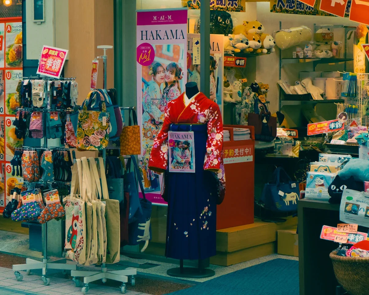 Japansk butik med hakama, anime-gosedjur, nördiga accessoarer och coola väskor
