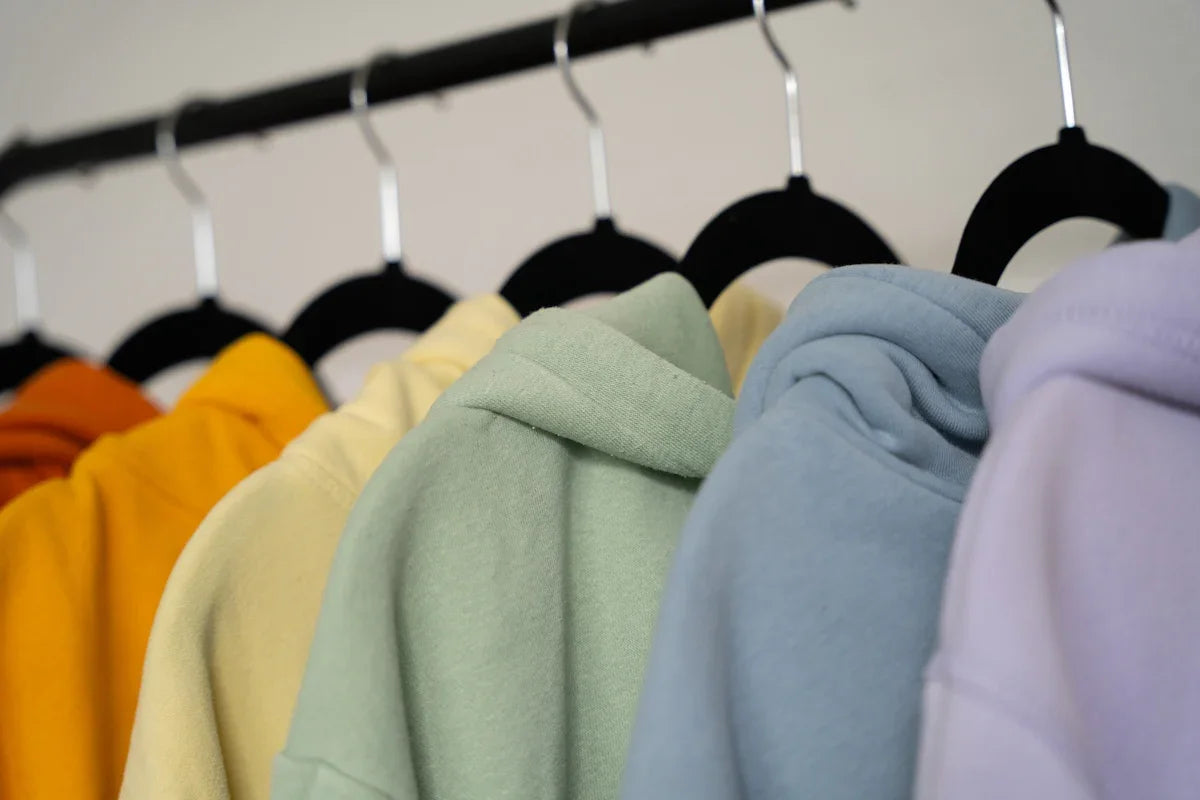 Färgglada hoodies på rad, pastellfärger, mode på galgar hos Nerdbutiken