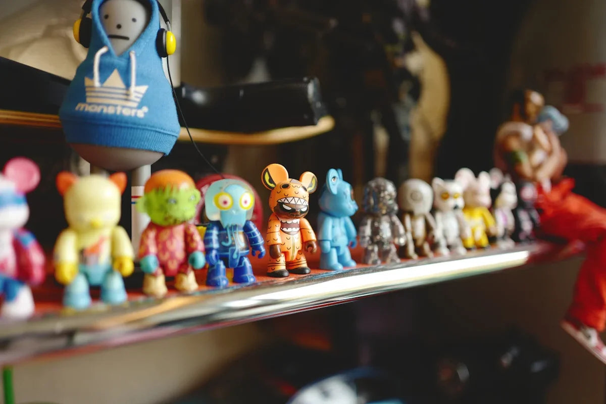 Färgglada samlarfigurer och nördiga leksaker på hylla hos Nerdbutiken.