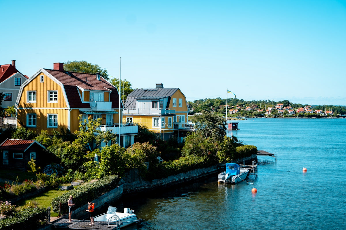 A body of water with houses and boats in it