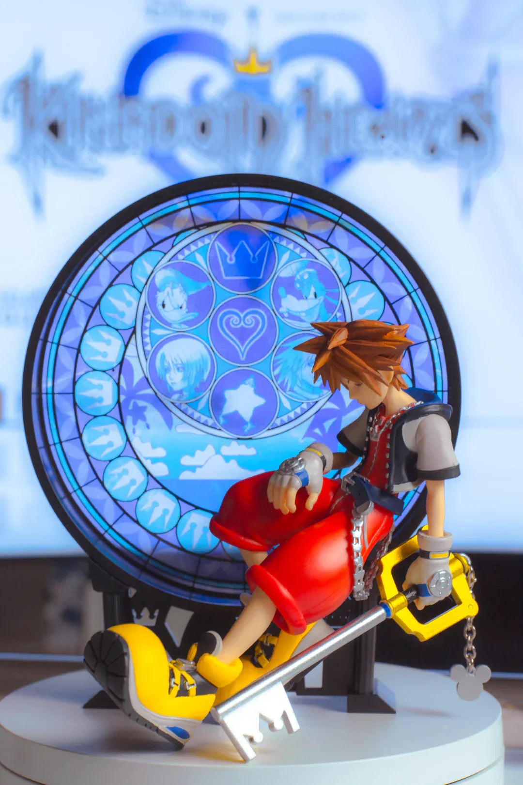 Kingdom Hearts Sora-figur med Keyblade och vit-blå bakgrund, nördpryl hos Nerdbutiken