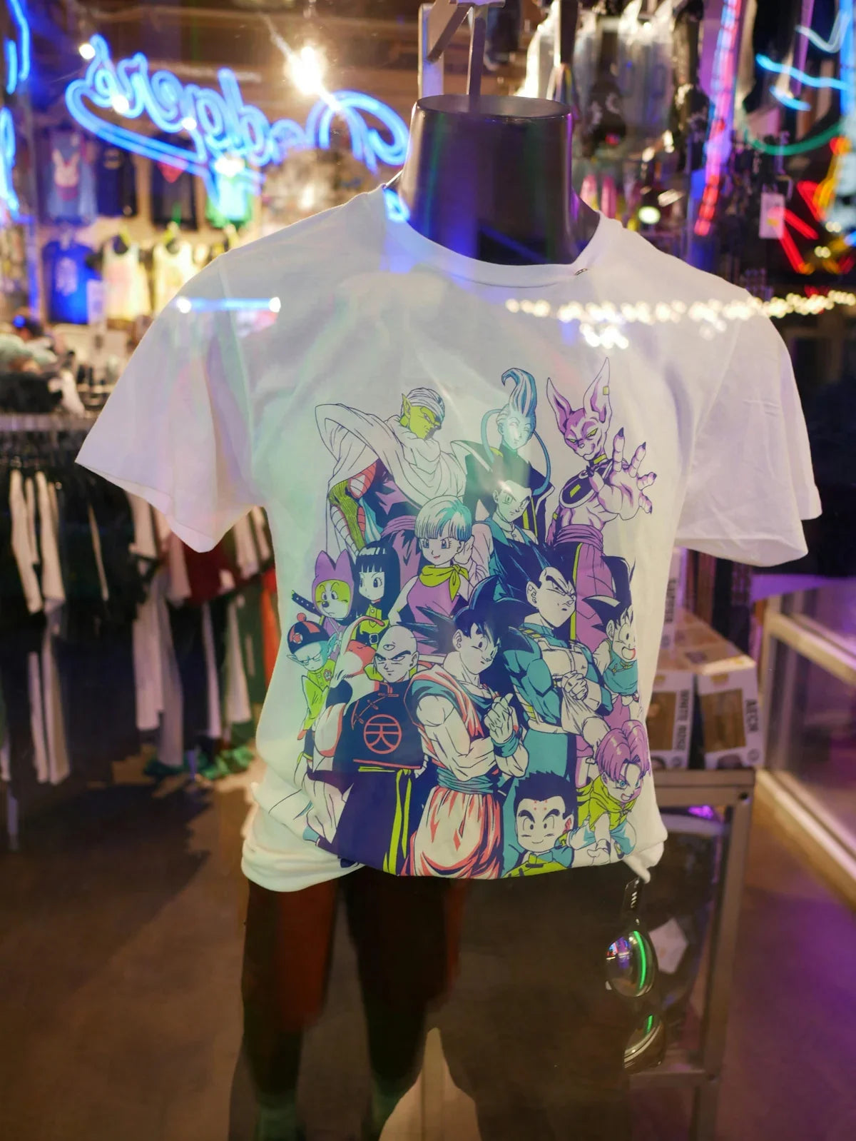 Vit t-shirt med anime-figurer, butiksskyltning hos Nerdbutiken, nördiga prylar