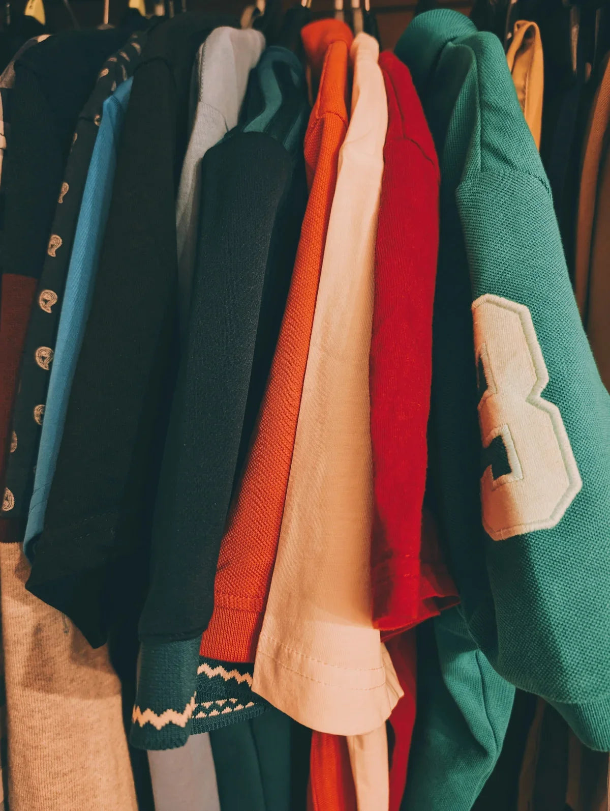 Håll dig varm och trendig med dessa hoodie tips - Nerdbutiken