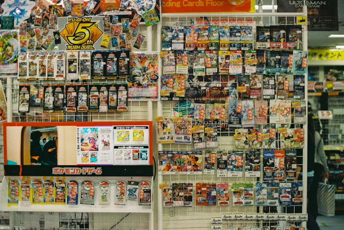 Butikshylla med Yu-Gi-Oh! och Pokémon kortspel, Nerdprylar och samlarkort hos Nerdbutiken