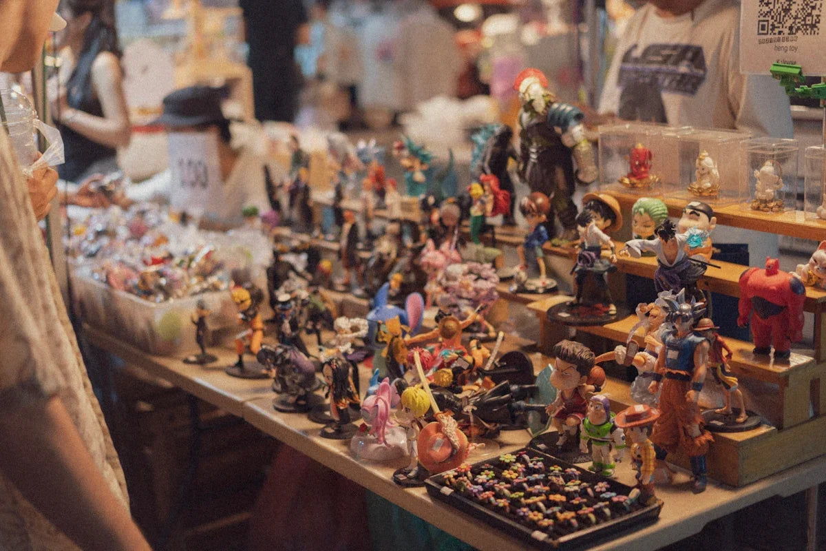 Marknadsbord fullt av animefigurer, samlarprylar och nördiga leksaker hos Nerdbutiken