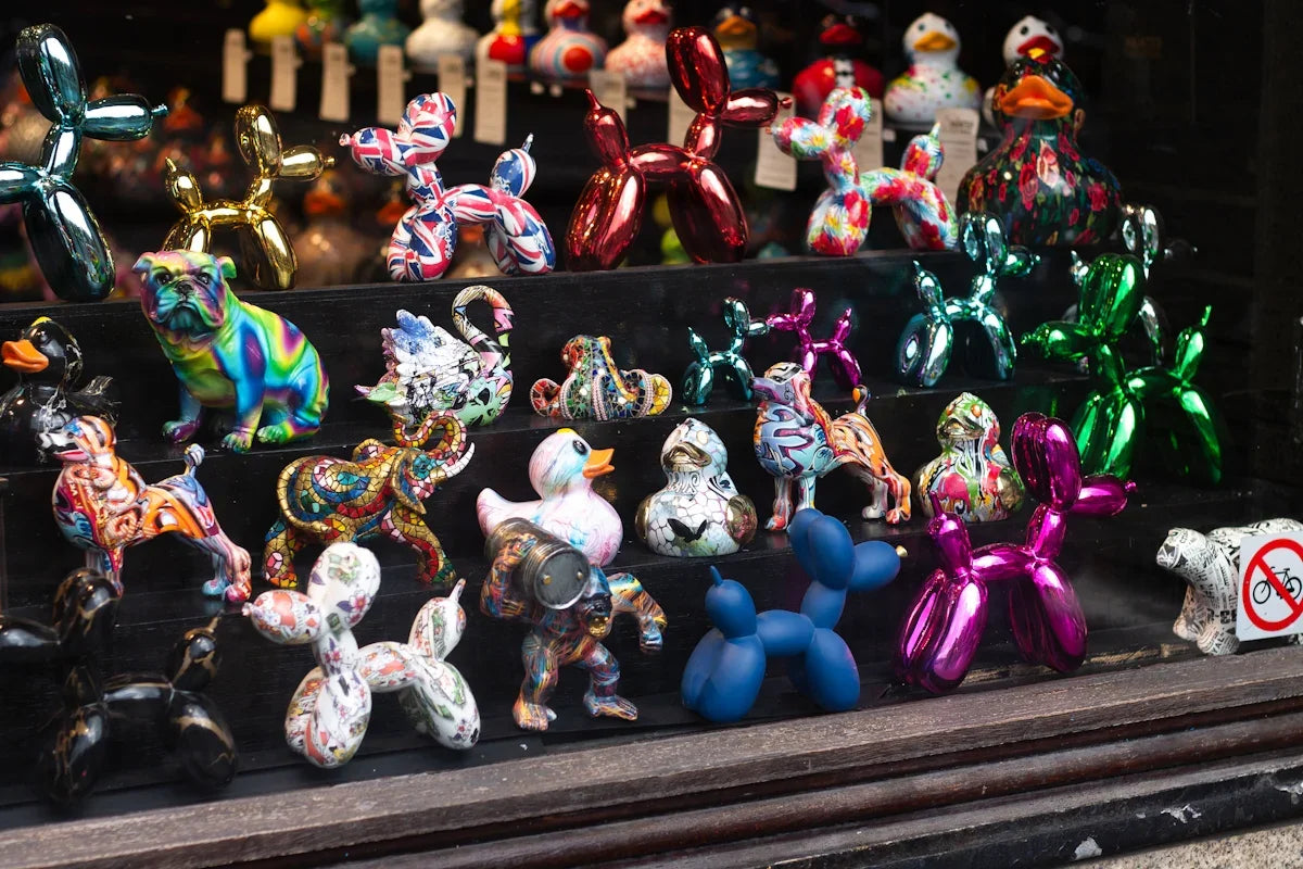 Skyltfönster med färgglada ballongdjursfigurer och samlarprylar hos Nerdbutiken.