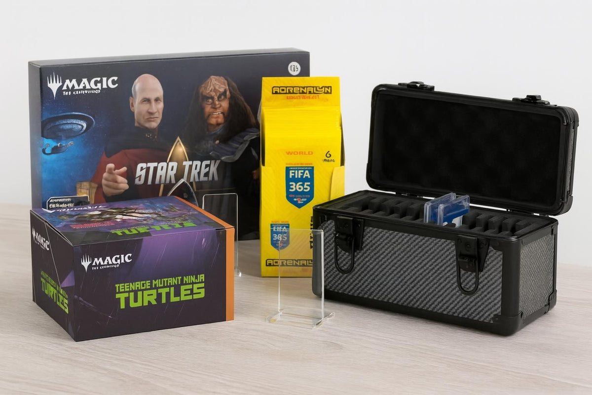 Samlarkort och tillbehör på bord, med boxar för Star Trek och Teenage Mutant Ninja Turtles samt öppet förvaringsfodral med kortfack.