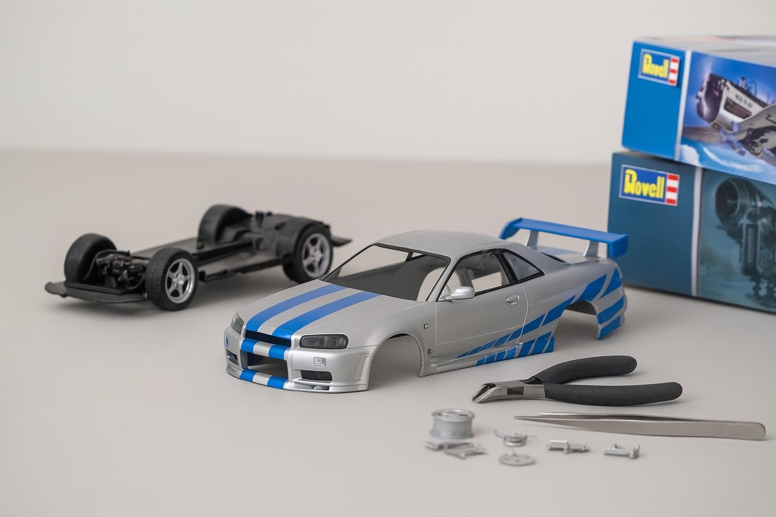 Revell modellbyggsatser med modellkit och byggverktyg på ett hobbybord