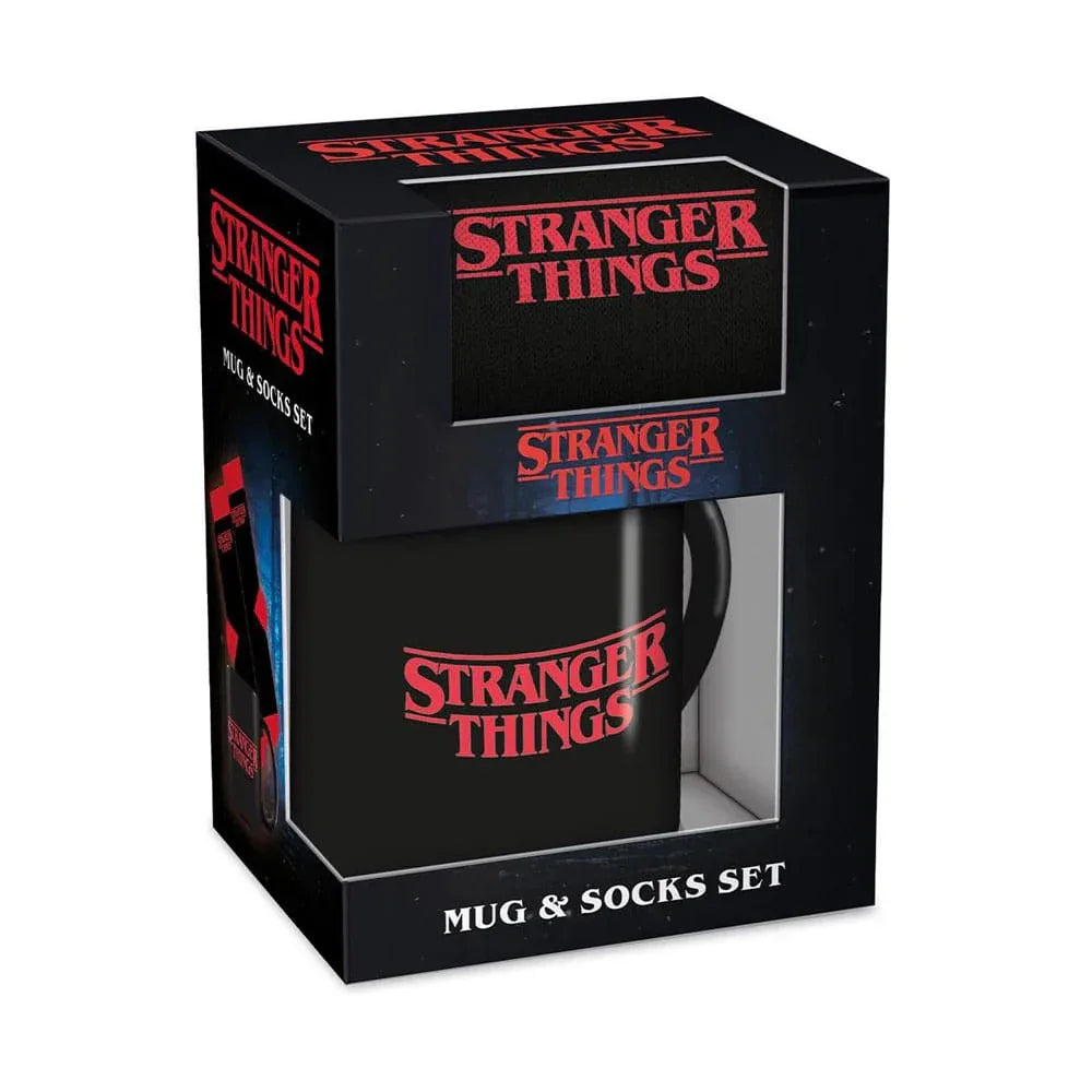 Stranger Things Mug & Socks Set med Logotyp Pyramid International