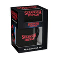 Stranger Things Mug & Socks Set med Logotyp Pyramid International