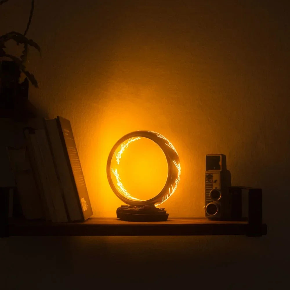 Lampan Sagan om Ringen med USB-C En Ring Grupo Erik