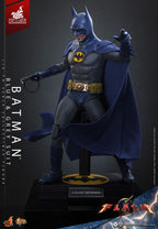 The Flash Film Mästerverk Actionfigur 1/6 Batman (Blå & Grå Dräkt) Limited Edition Hot Toys Exklusiv 30 cm