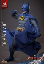 The Flash Film Mästerverk Actionfigur 1/6 Batman (Blå & Grå Dräkt) Limited Edition Hot Toys Exklusiv 30 cm