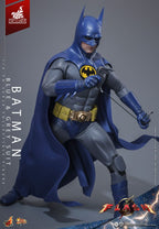 The Flash Film Mästerverk Actionfigur 1/6 Batman (Blå & Grå Dräkt) Limited Edition Hot Toys Exklusiv 30 cm