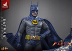 The Flash Film Mästerverk Actionfigur 1/6 Batman (Blå & Grå Dräkt) Limited Edition Hot Toys Exklusiv 30 cm