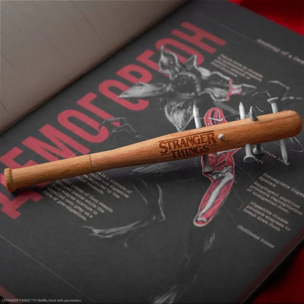 Stranger Things Spiked Bat Pen & Stranger Things Pin - Samlarobjekt Cinereplicas