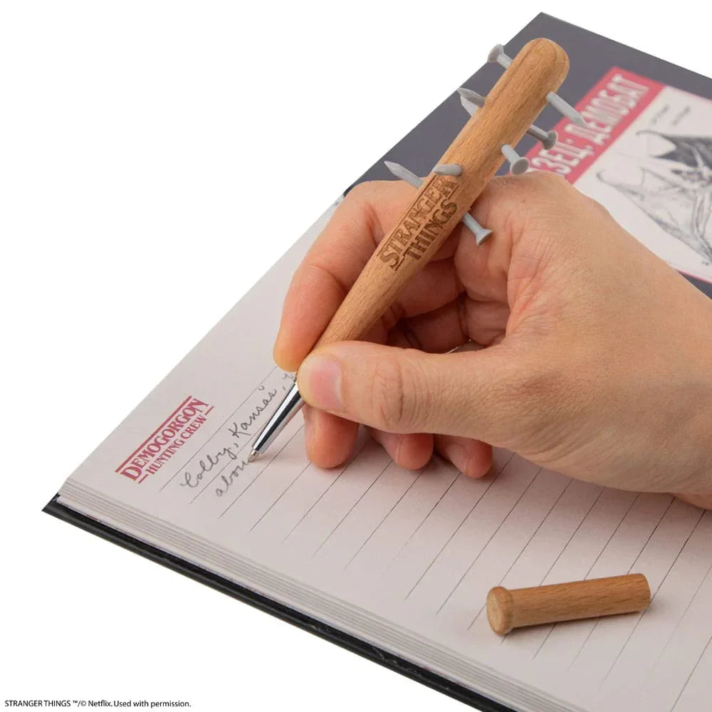 Stranger Things Spiked Bat Pen & Stranger Things Pin - Samlarobjekt Cinereplicas