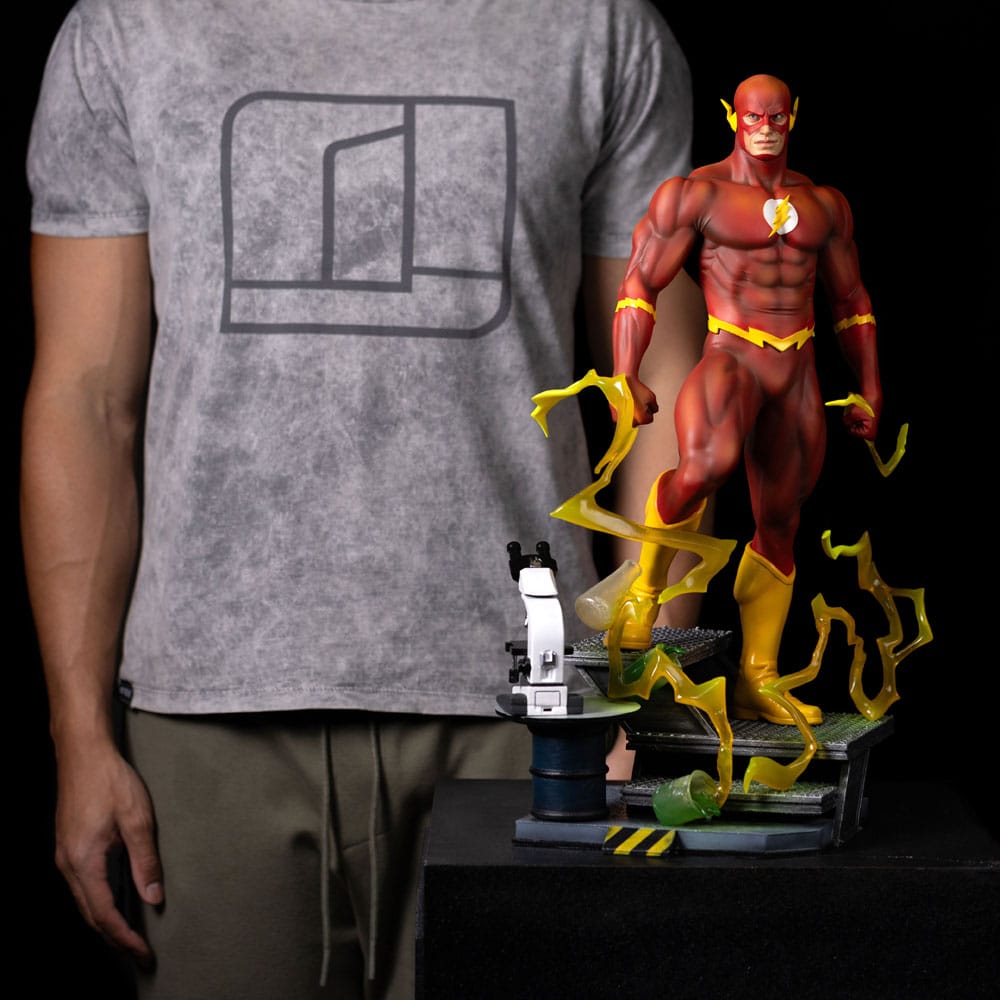 DC Comics Legacy Replica Figur 1/4 Flash 54 cm
