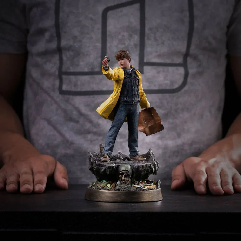 The Goonies Art Scale Figur 1/10 Mikey Walsh (40-årsjubileum) 21 cm Iron Studios