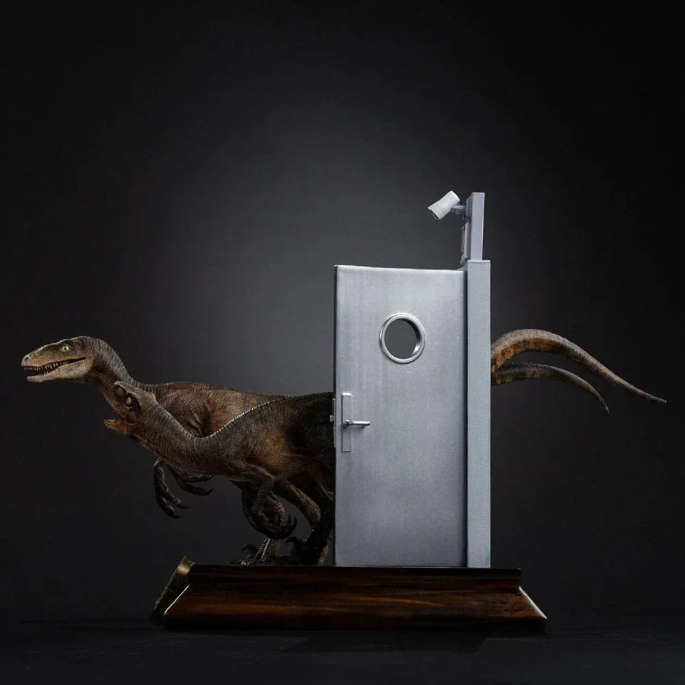 Jurassic Park Konstskala Figur 1/10 Raptors vid Kökets Dörr 28 cm Iron Studios