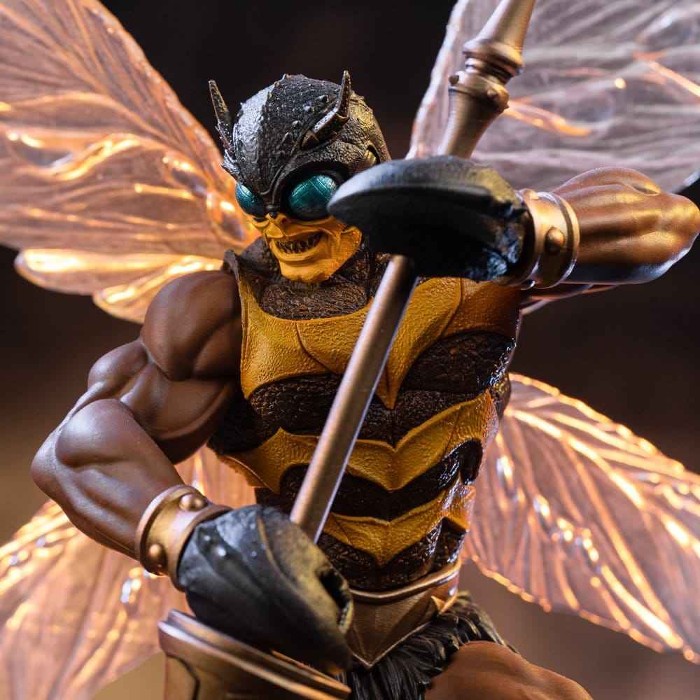 Masters of the Universe Art Scale Figur 1/10 Buzz-Off 36 cm – Detaljerad Samlarfigur i Polystone