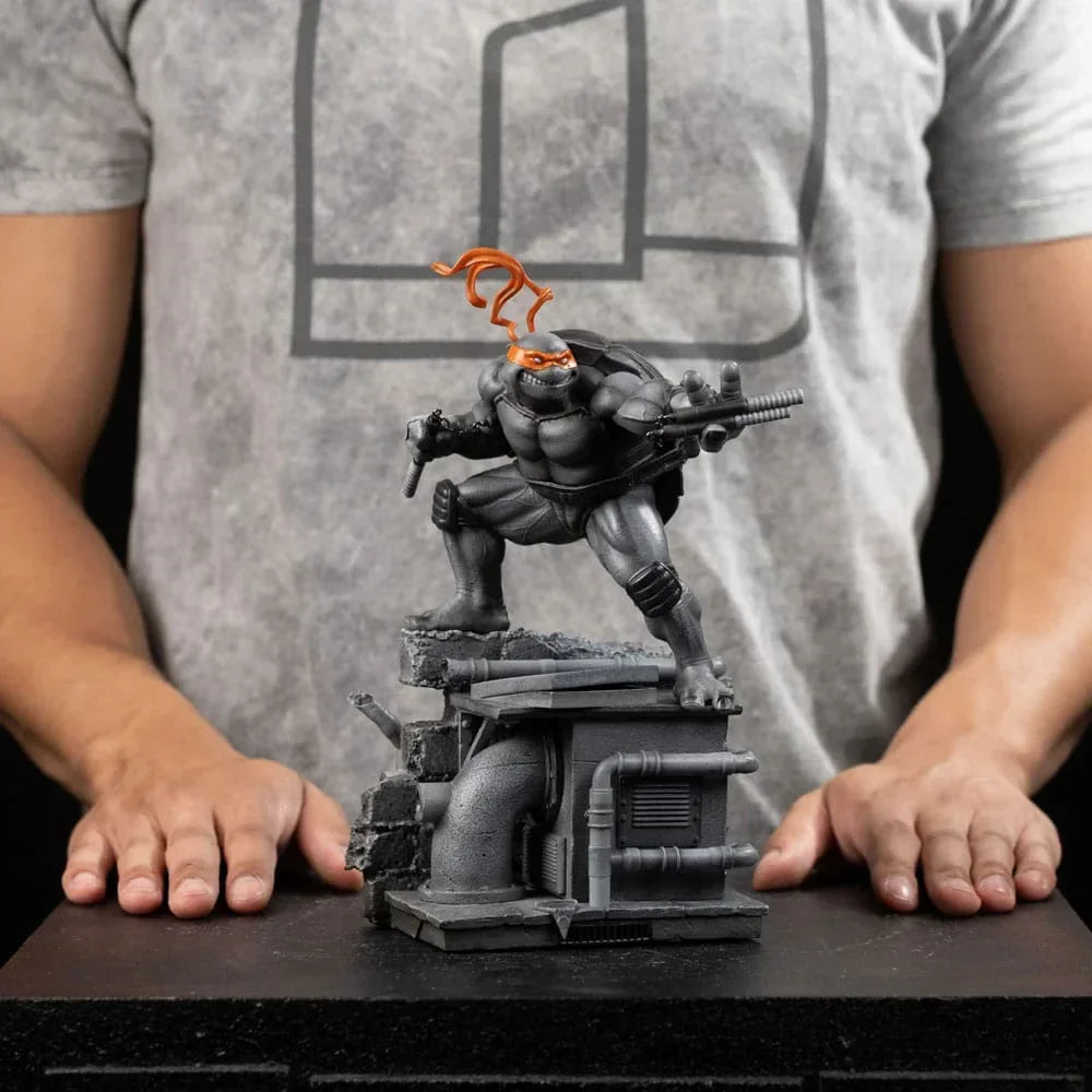 Teenage Mutant Ninja Turtles Art Scale Figur 1/10 Michelangelo Black and White Variant 26 cm - Hero Exclusive Iron Studios