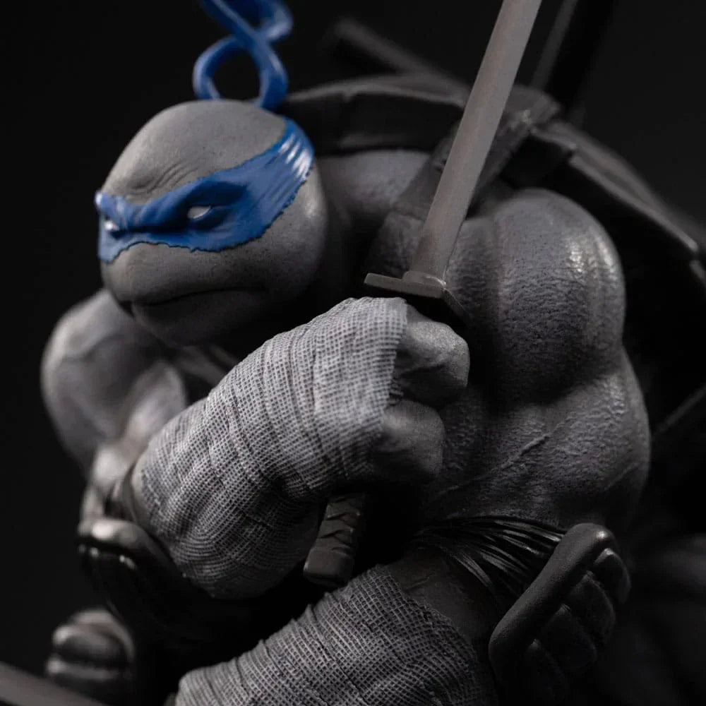 Teenage Mutant Ninja Turtles Art Scale Figur 1/10 Leonardo Black and White Variant 26 cm Iron Studios