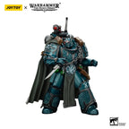 Warhammer The Horus Heresy Action Figur Alpha Legion Exodus – The One who is Many med Sniper Rifle och Power Dagger 20 cm Joy Toy (CN)