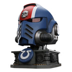 Warhammer 40,000: Space Marine 2 Replica Ultramarines Lieutenant Titus Hjälm med Displayställ 44 cm Joy Toy (CN)