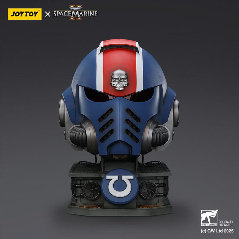 Warhammer 40,000: Space Marine 2 Replica Ultramarines Lieutenant Titus Hjälm med Displayställ 44 cm Joy Toy (CN)