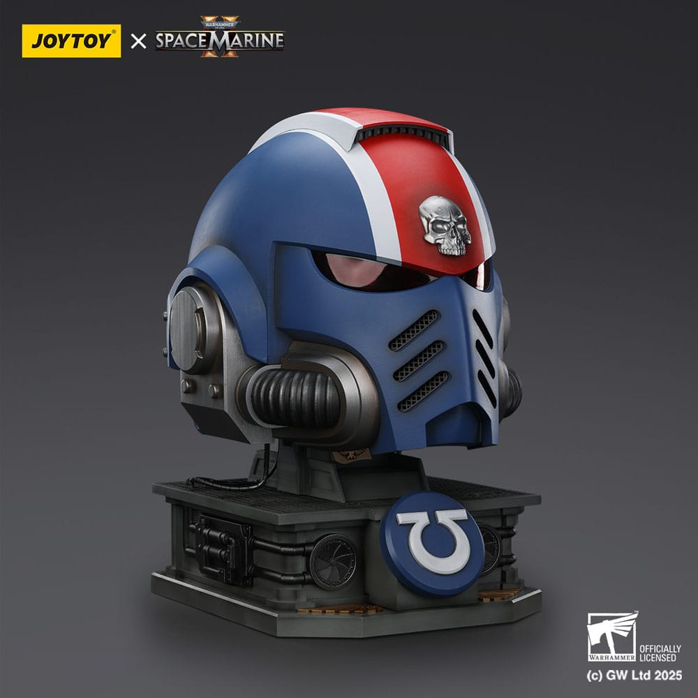 Warhammer 40,000: Space Marine 2 Replica Ultramarines Lieutenant Titus Hjälm med Displayställ 44 cm Joy Toy (CN)