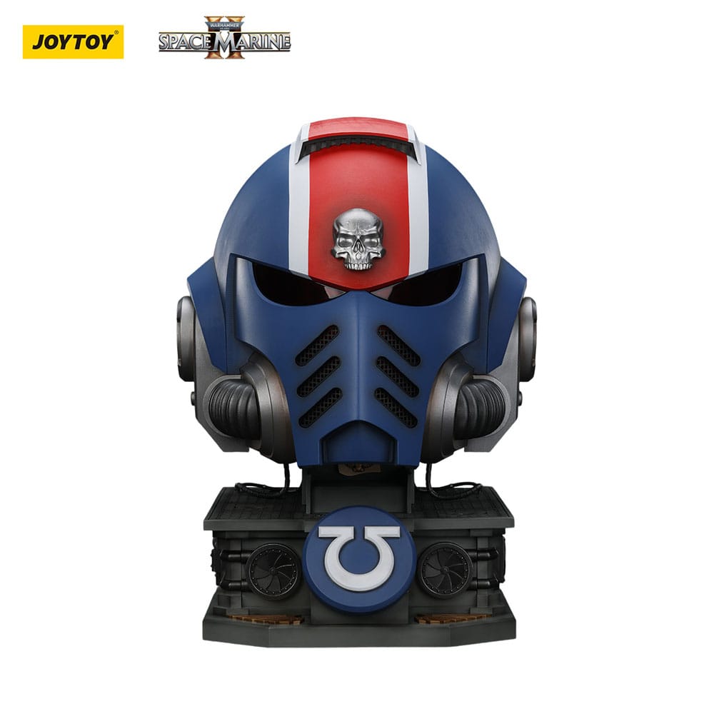 Warhammer 40,000: Space Marine 2 Replica Ultramarines Lieutenant Titus Hjälm med Displayställ 44 cm Joy Toy (CN)