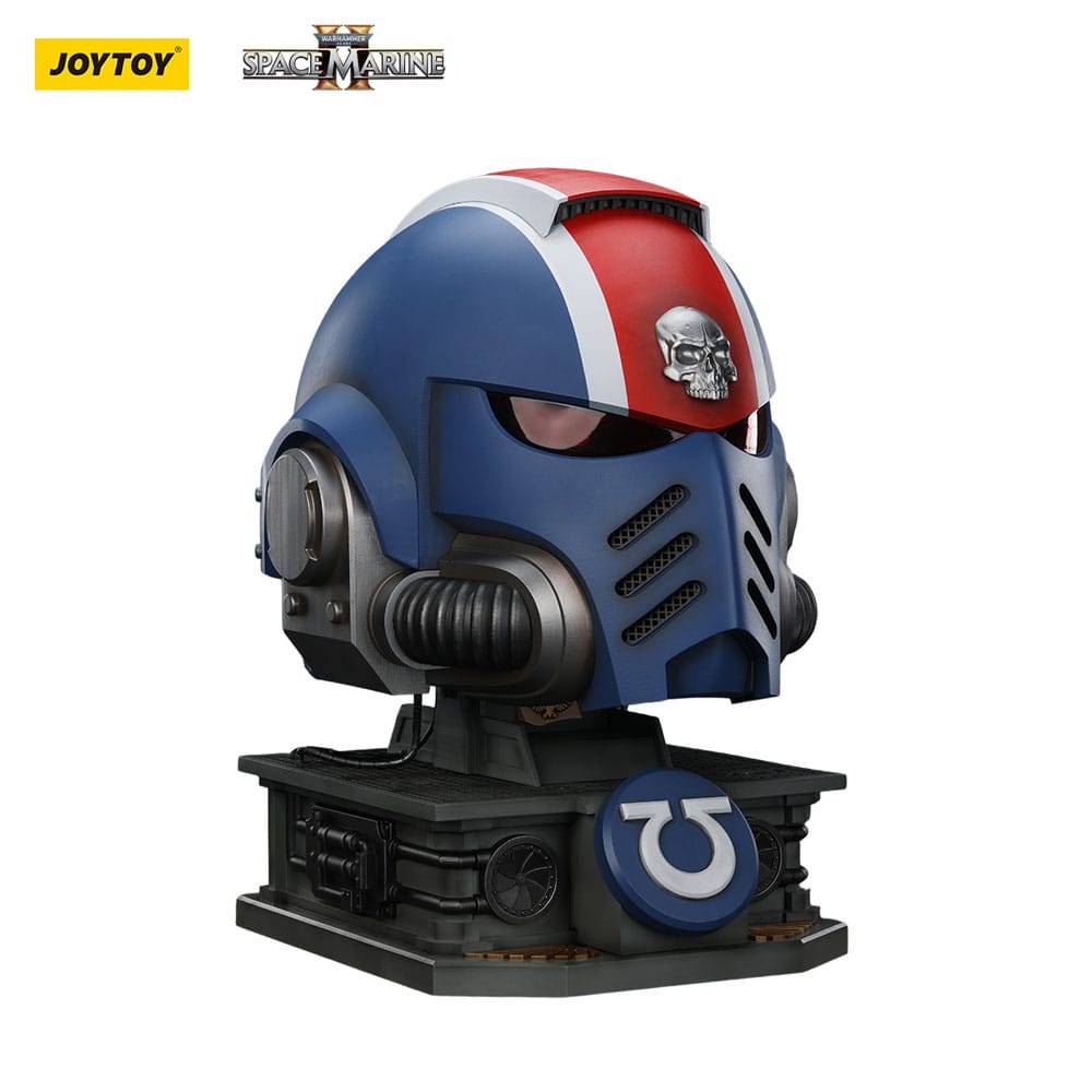 Warhammer 40,000: Space Marine 2 Replica Ultramarines Lieutenant Titus Hjälm med Displayställ 44 cm Joy Toy (CN)