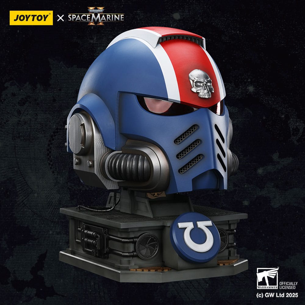 Warhammer 40,000: Space Marine 2 Replica Ultramarines Lieutenant Titus Hjälm med Displayställ 44 cm Joy Toy (CN)